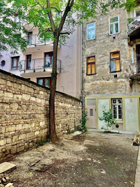 Gozsdu Court Three Roses Apartman